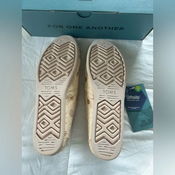 NWB - TOMS - Rose Gold Pineapple Print - 8.5 - Picture 6 of 8